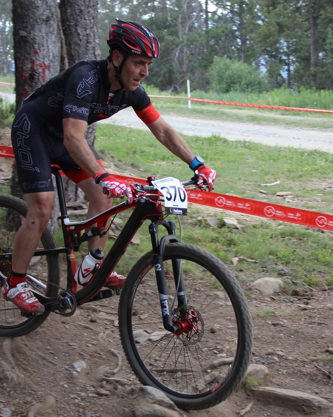 Cómo Agarrar el Manillar en MTB: Por Qué Apretar de Más te Hace Bajar Peor
