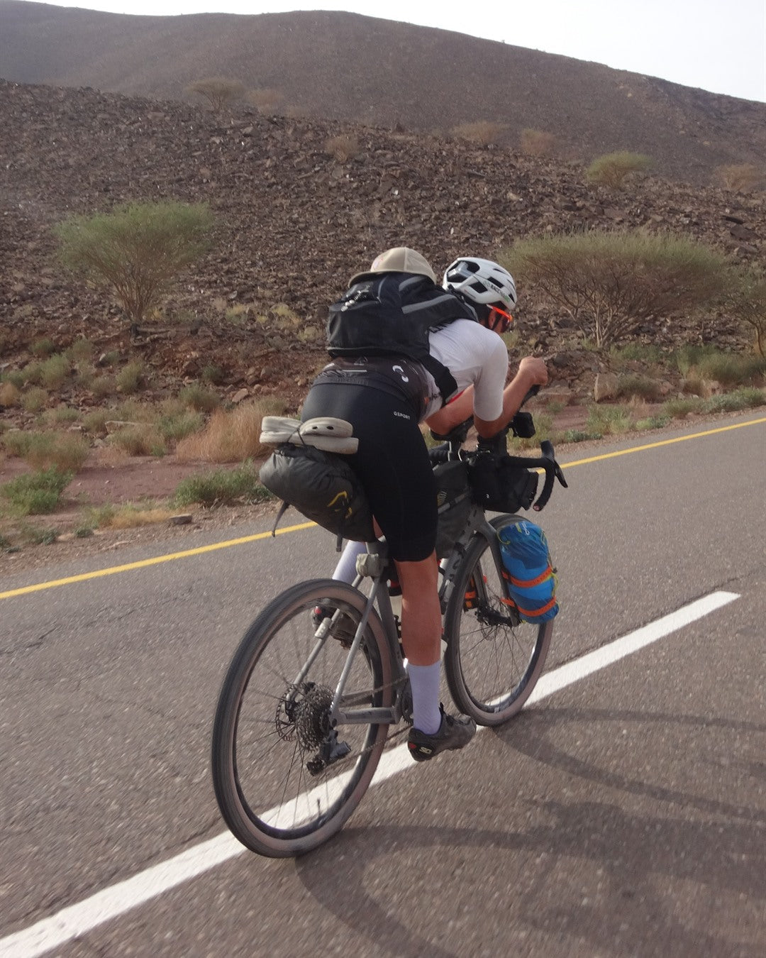 Cómo Cargar la Bici para Bikepacking: Reparto de Peso, Manejo y Frenada