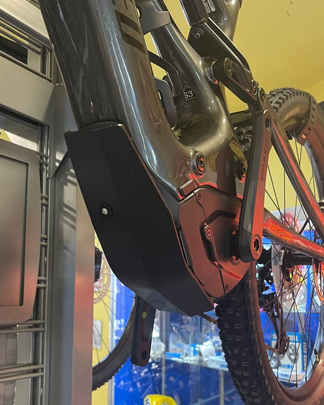 Protector de Cárter Universal vs a Medida: Por Qué una Plancha Genérica no Encaja en tu E-Bike