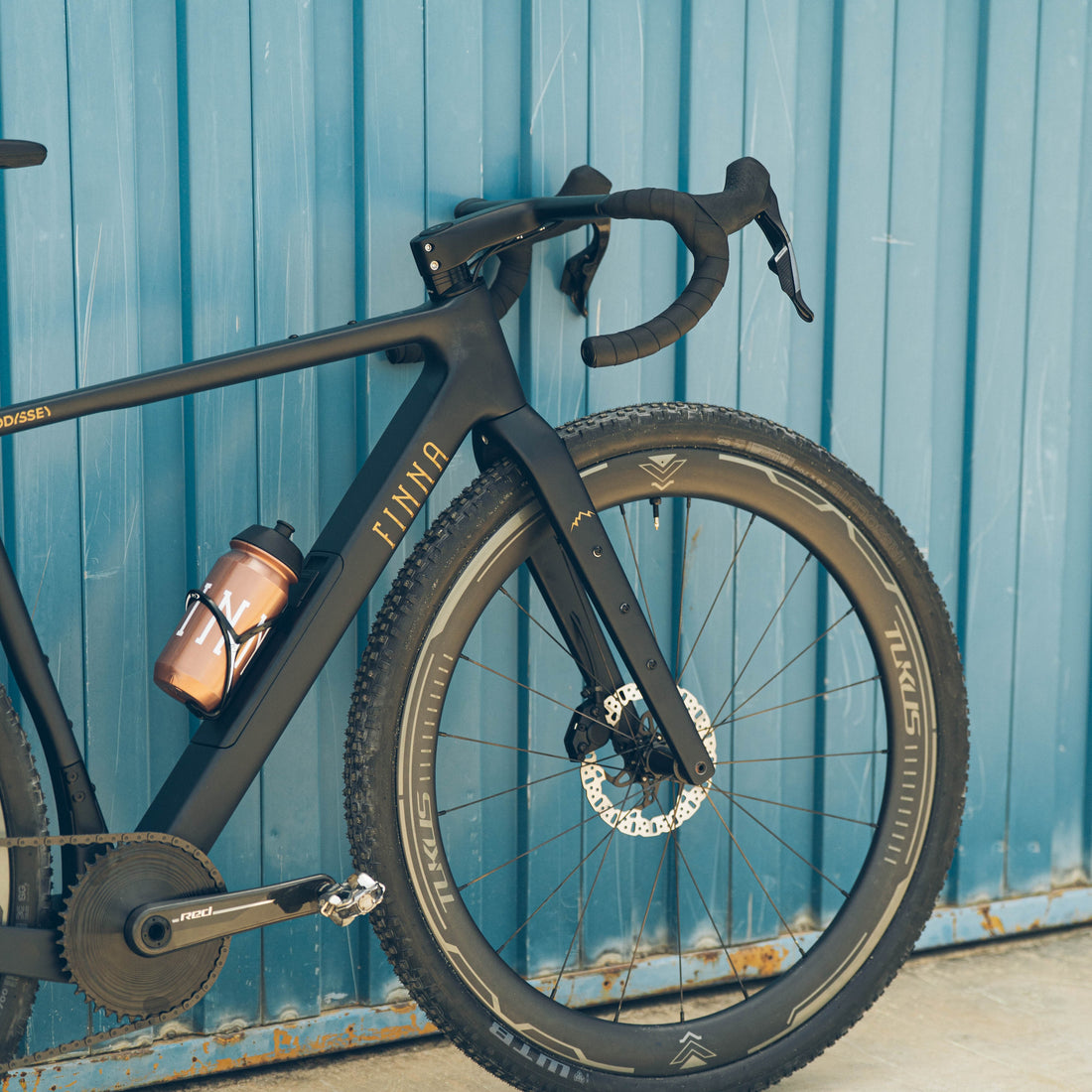 Bicicleta gravel con el manillar integrado CarboX17 montado