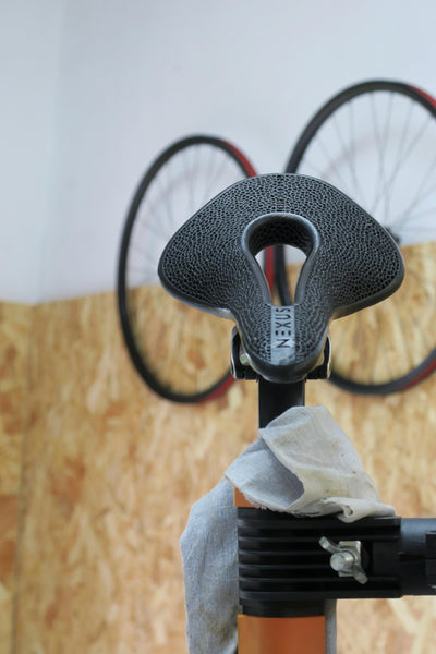 Sillín Carbon 3D NEXUS montado en la tija de una bicicleta