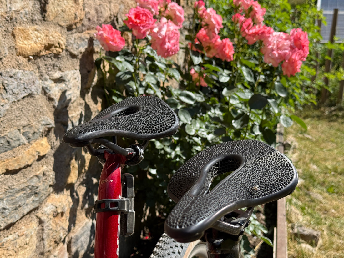 Dos sillines Carbon 3D NEXUS apoyados en una bicicleta, al aire libre