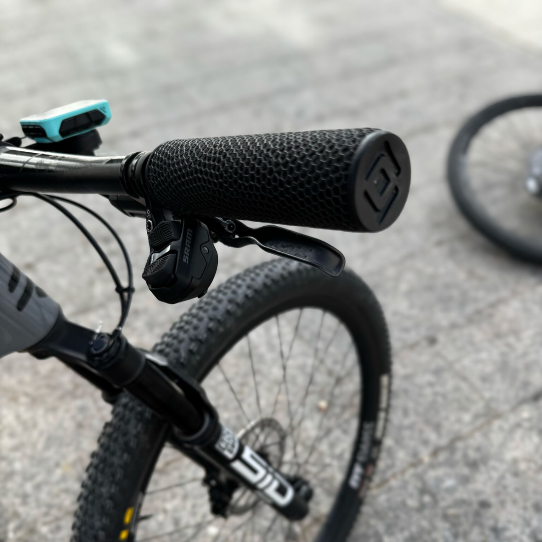 Puños Race Days montados en una MTB, detalle de la zona de agarre
