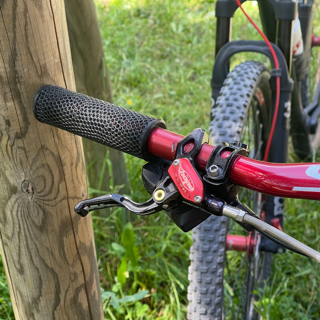 Puño Race Days montado en el manillar de una bicicleta de montaña