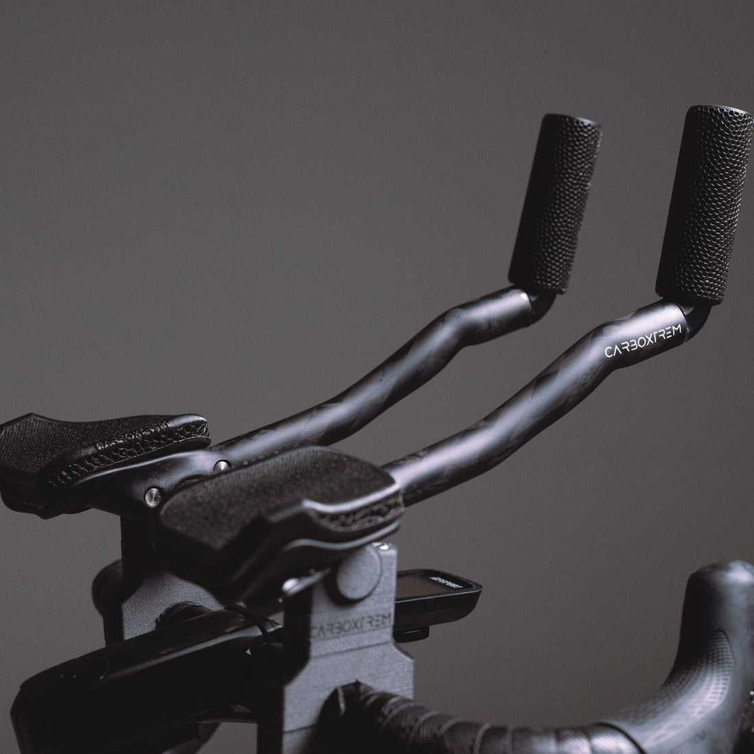 Acoples CarboXtrem Aero personalizados montados en una bici de carretera