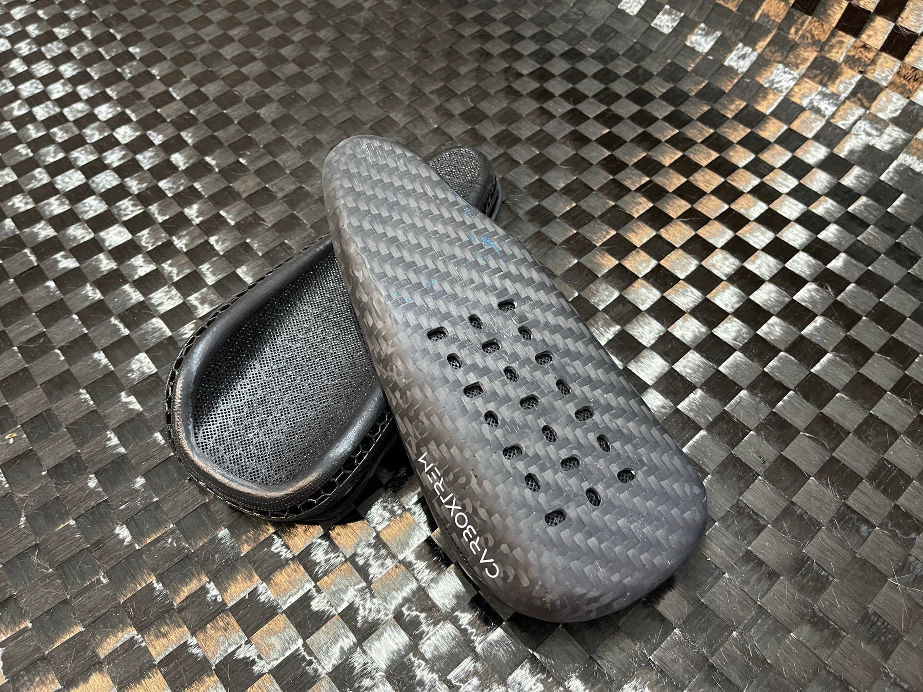 Apoyabrazos de Gran Formato para Triatlón: Por Qué el Antebrazo Decide tu Larga Distancia (y el Pad lo Cambia Todo)