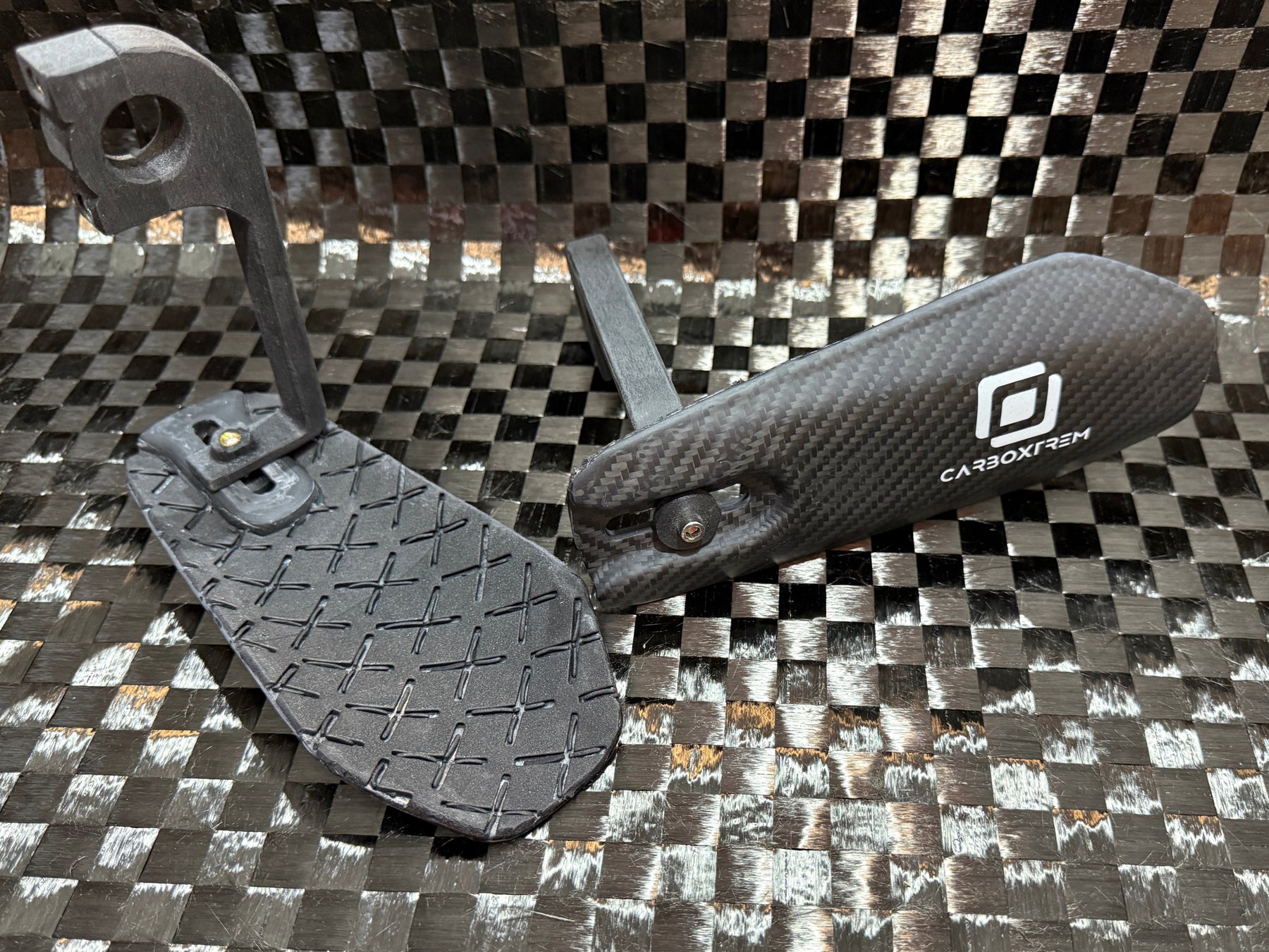 Nylon con Fibra de Carbono (PAHT CF15): Por Qué un Protector de Manos Impreso en 3D Aguanta lo que el Plástico Rompe