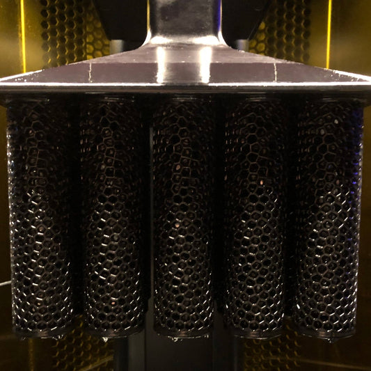Puños de malla 3D recién impresos en una impresora DLS de Carbon, ejemplo de fabricación bajo demanda de componentes de bicicleta