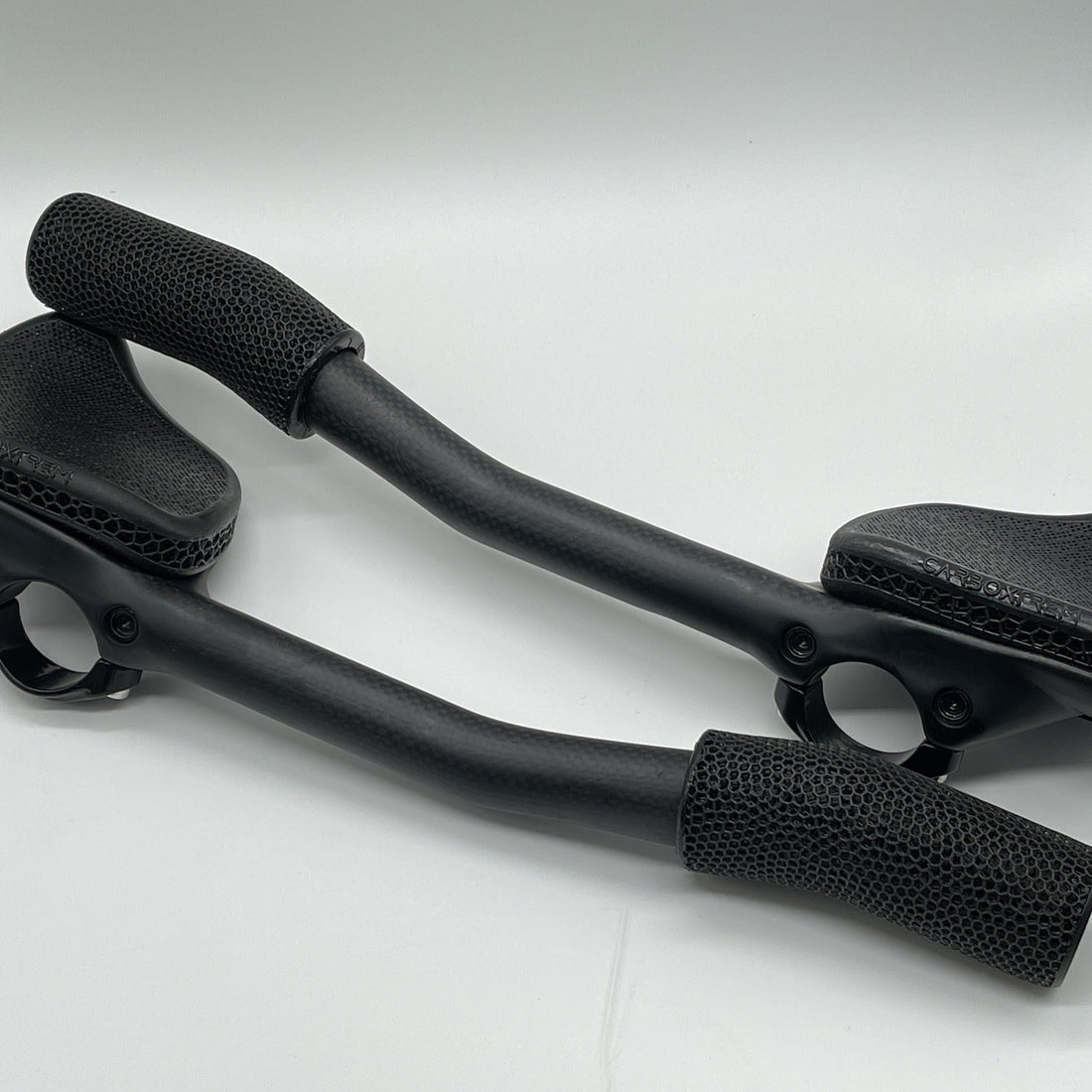 Detalle macro del tejido de fibra de carbono en unos acoples CarboXtrem laminados a mano