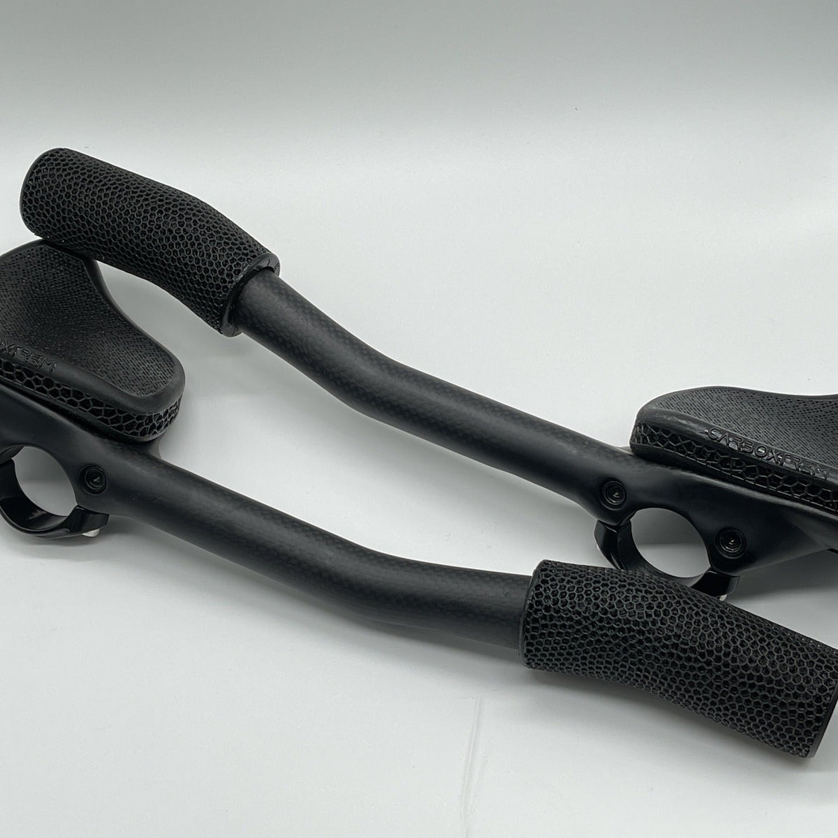 Carbono T700, T800 y T1000: Qué Significan Esos Números (y Cuál Necesita tu Bici)