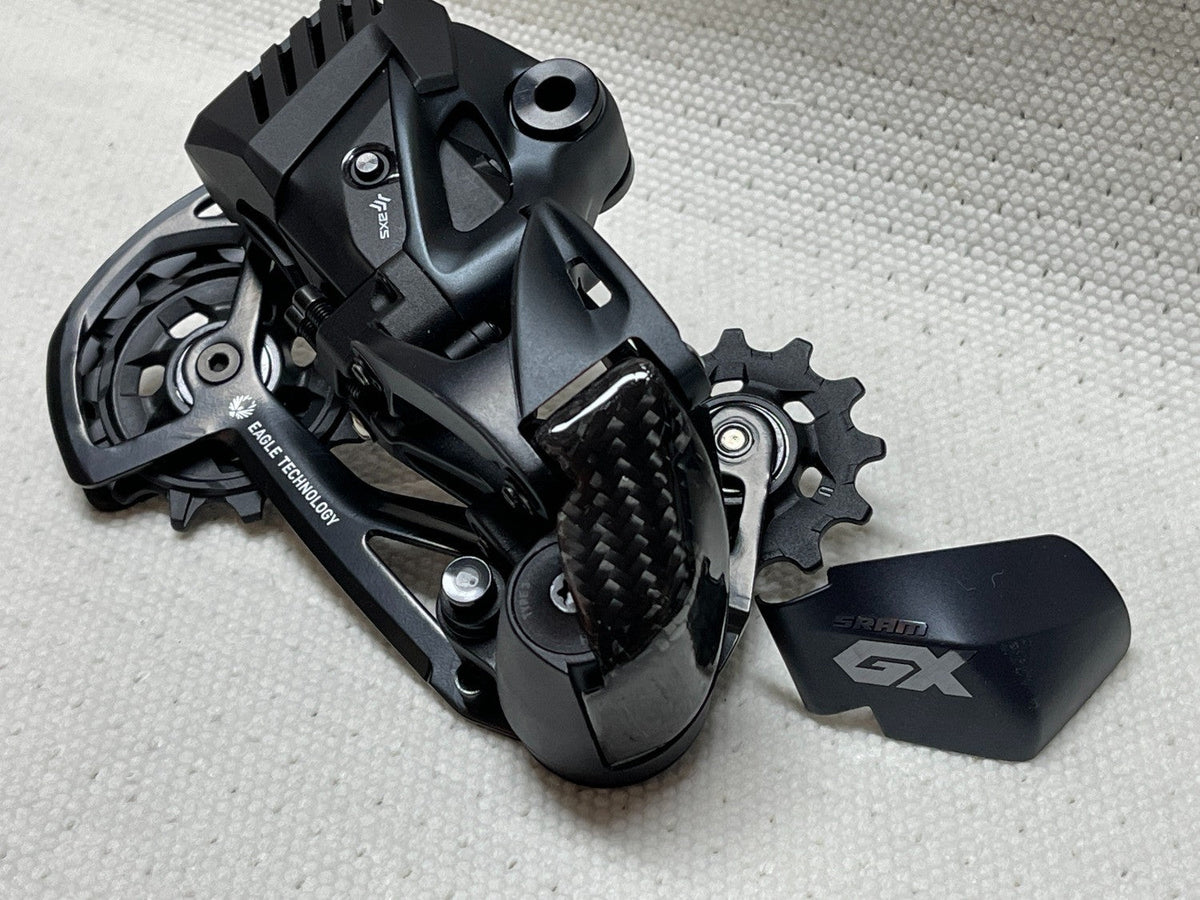 Cómo Proteger el Cambio Trasero de tu SRAM Eagle AXS: Por Qué la Tapa del Clutch es su Punto Débil (y Cómo Blindarla en Carbono)