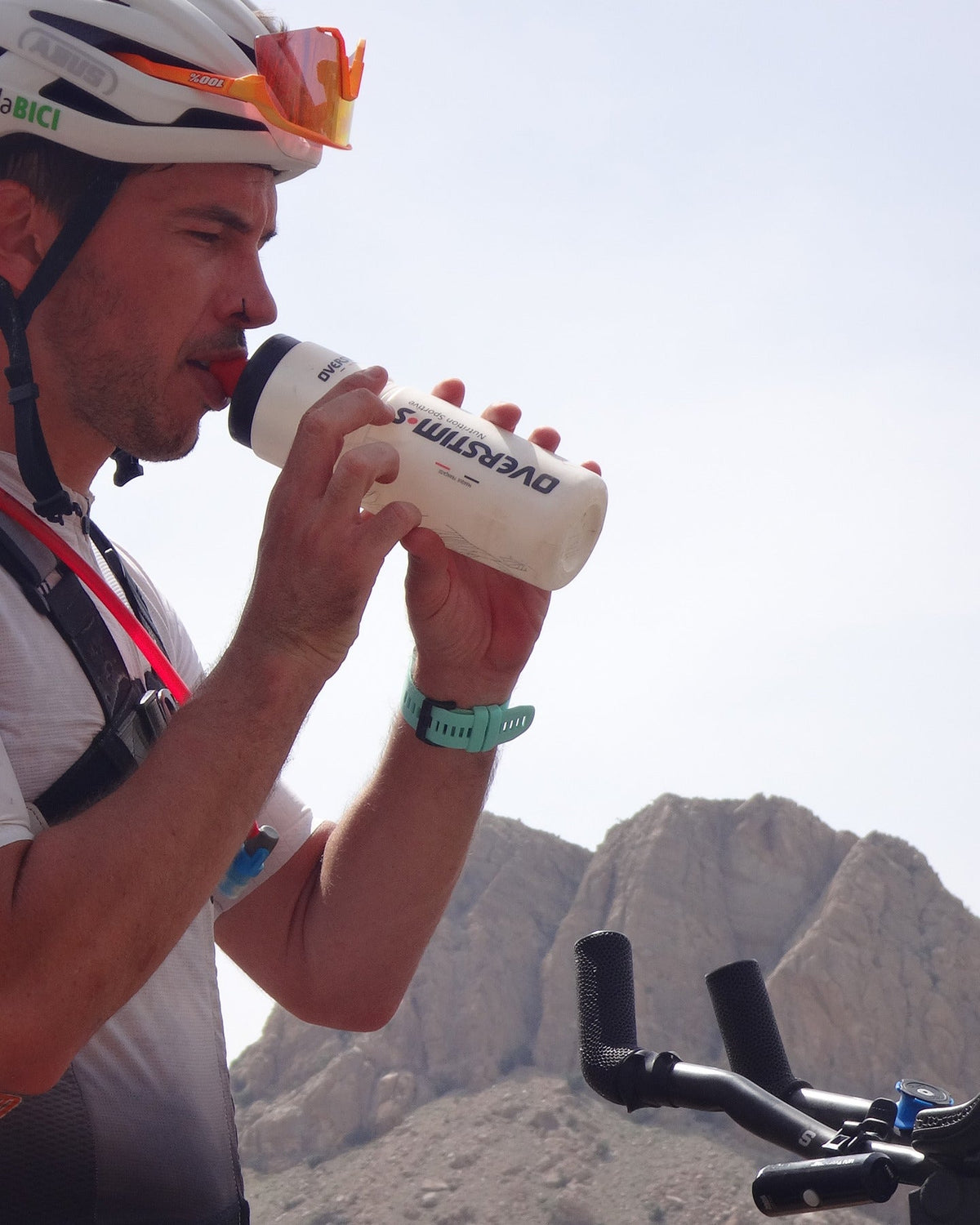 Cuánta Agua Beber en Bici: Plan de Hidratación para Salidas Largas de Calor