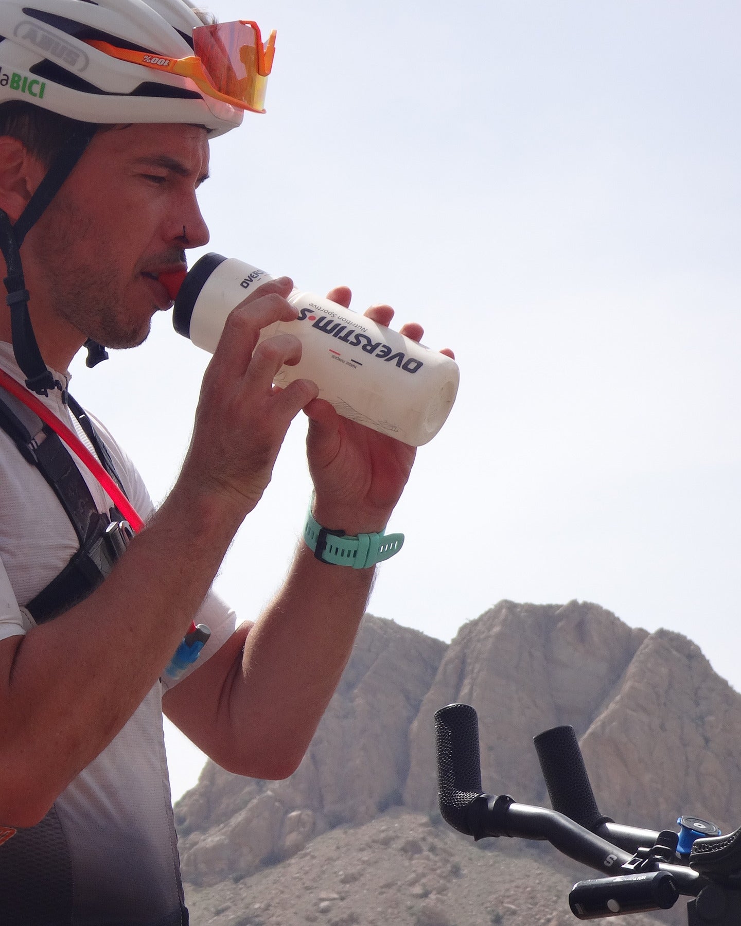 Cuánta Agua Beber en Bici: Plan de Hidratación para Salidas Largas de Calor