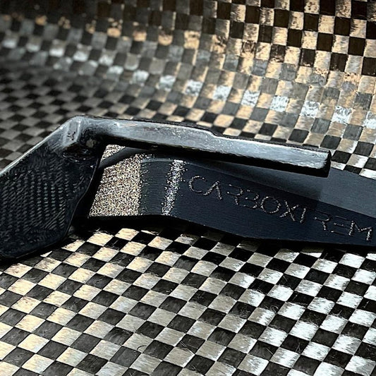 Protector de patilla de cambio CarboXtrem impreso en 3D con refuerzo de fibra de carbono sobre tejido de carbono