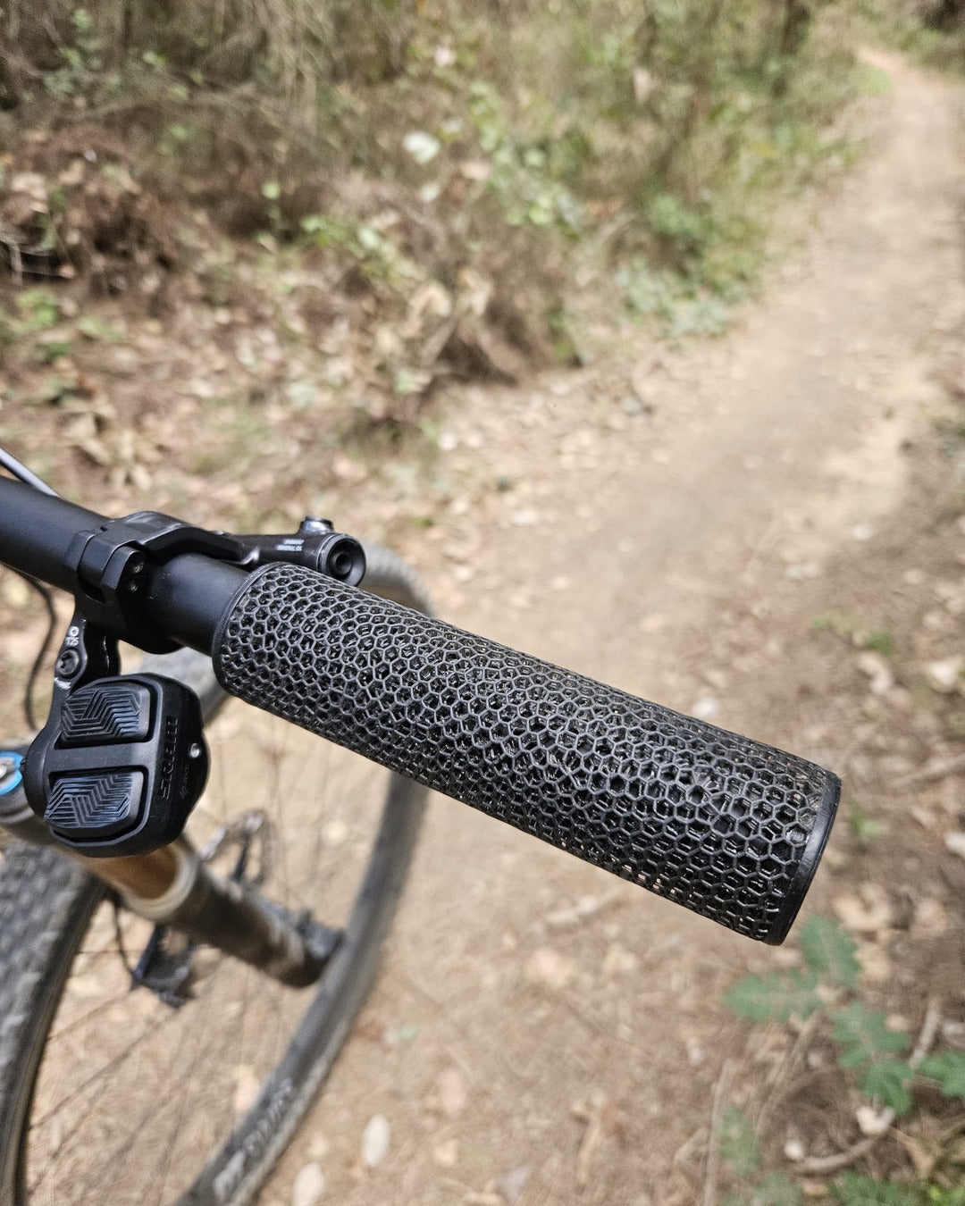 Vibración en el Manillar de MTB: Por Qué te Carga los Antebrazos (y Cómo Reducirla sin Perder Tacto)