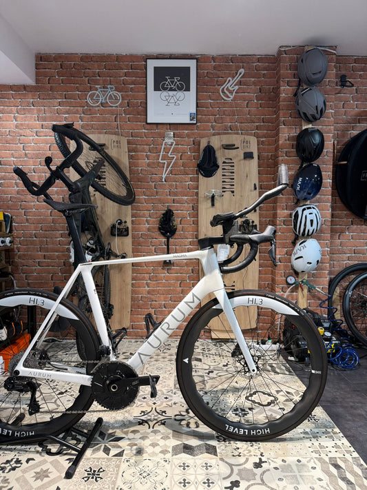 Sillín Carbon 3D NEXUS de malla lattice montado en una bici de carretera, punto de contacto que amortigua la vibración del terreno