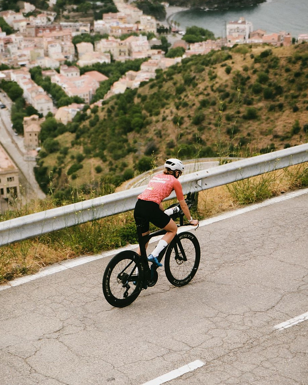 Viento Lateral en Bici: Cómo Llevarla con Rachas (y Cuándo Salir de los Acoples)