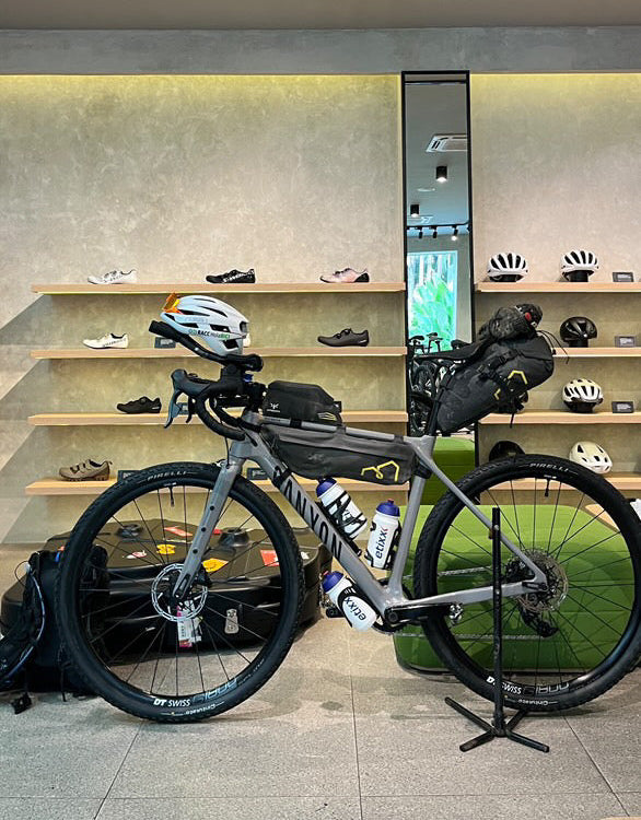 Bicicleta gravel con los acoples de triatlón CarboXtrem UCI Crono montados en el manillar