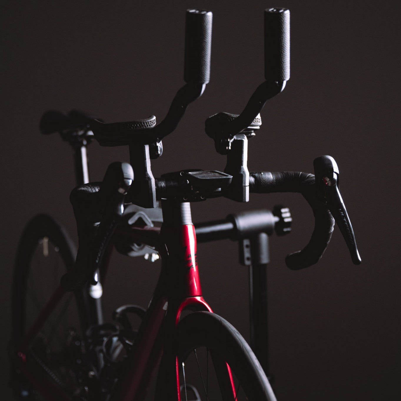 Bici de carretera de frente con los dos acoples CarboXtrem Aero montados sobre el manillar
