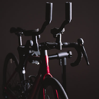 Bici de carretera de frente con los dos acoples CarboXtrem Aero montados sobre el manillar