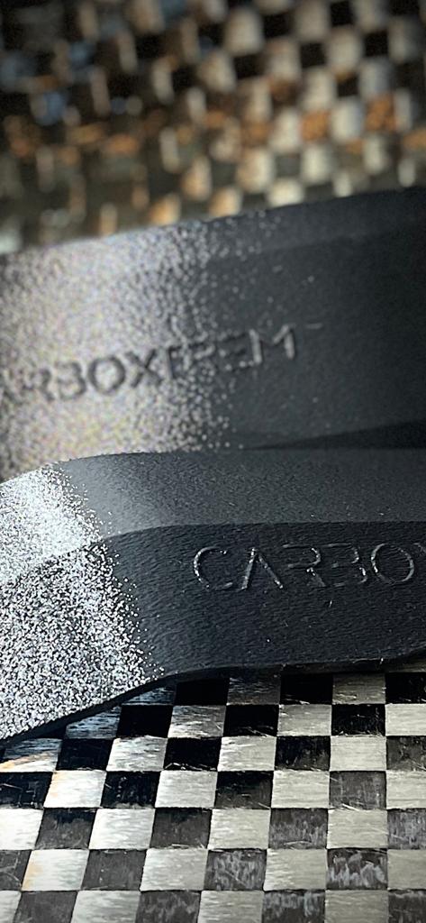 Detalle del acabado y del logo grabado en el protector de cárter CarboXtrem