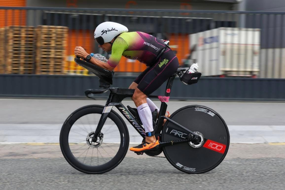 Triatleta en competicion con los acoples CarboXtrem TT montados en una bici de contrarreloj Merida