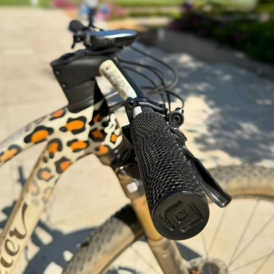 Manillar de MTB con los puños Race Days de CarboXtrem montados