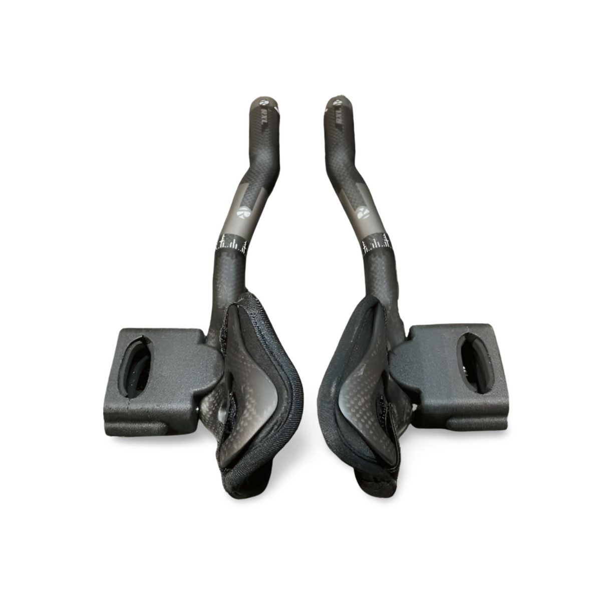 Par de acoples de triatlón CarboXtrem UCI Crono con sus soportes de anclaje al manillar