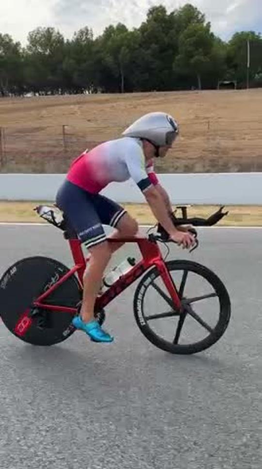 Triatleta en posición de contrarreloj con acoples CarboXtrem en un circuito